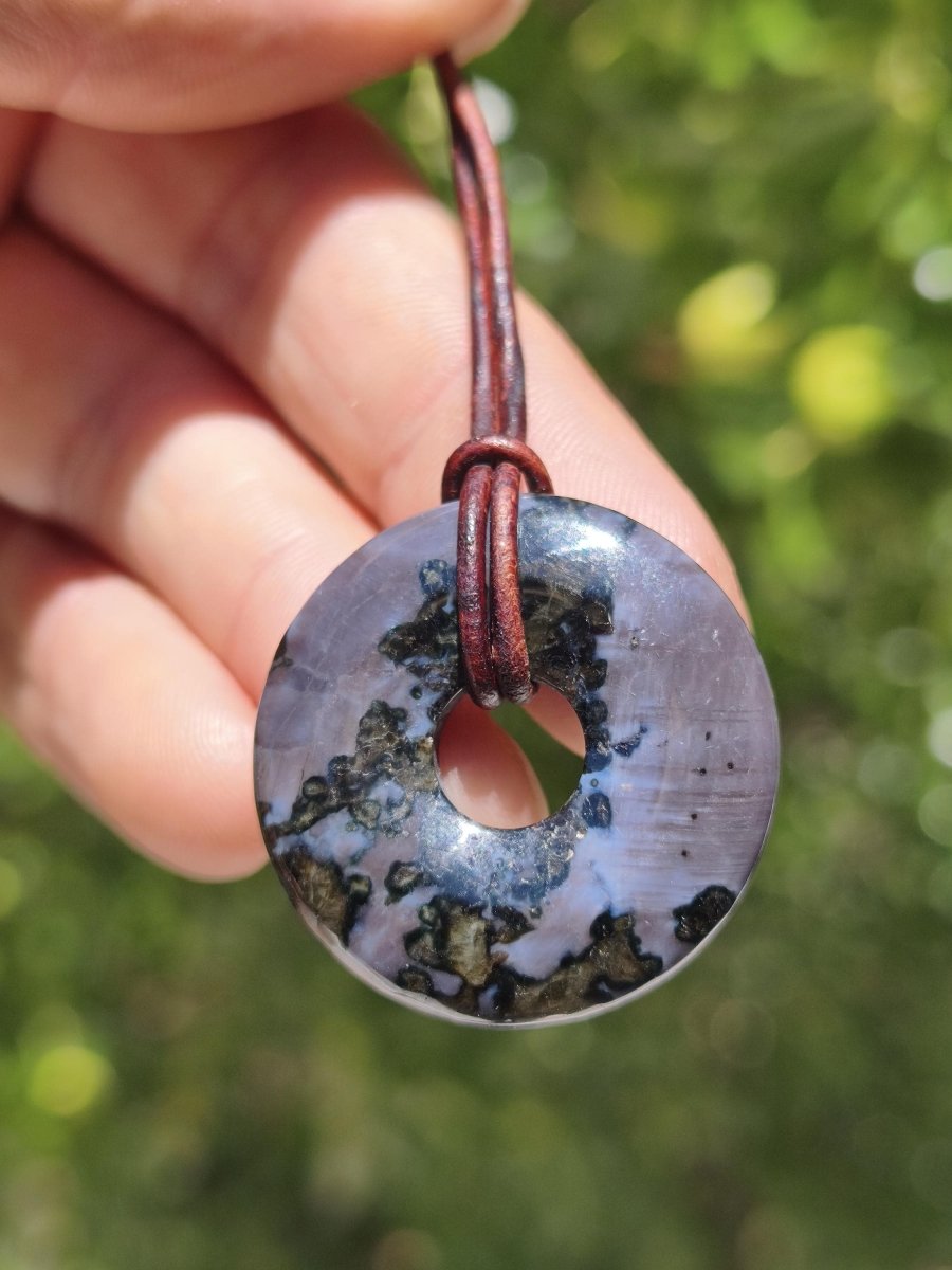 Mystic Gabbro / Merlinite Edelstein Kette 30mm Donut Heilstein Natur Schmuck Anhänger Geschenk Freund Frau Mann Er Sie Kraft Energie Rarität - Art of Nature Berlin