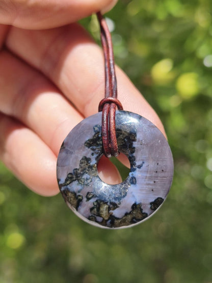 Mystic Gabbro / Merlinite Edelstein Kette 30mm Donut Heilstein Natur Schmuck Anhänger Geschenk Freund Frau Mann Er Sie Kraft Energie Rarität - Art of Nature Berlin