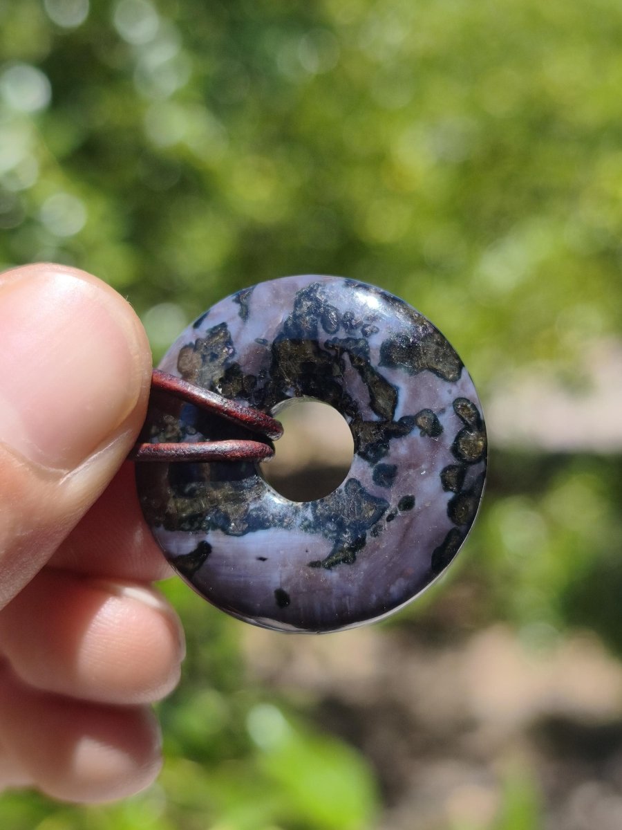 Mystic Gabbro / Merlinite Edelstein Kette 30mm Donut Heilstein Natur Schmuck Anhänger Geschenk Freund Frau Mann Er Sie Kraft Energie Rarität - Art of Nature Berlin