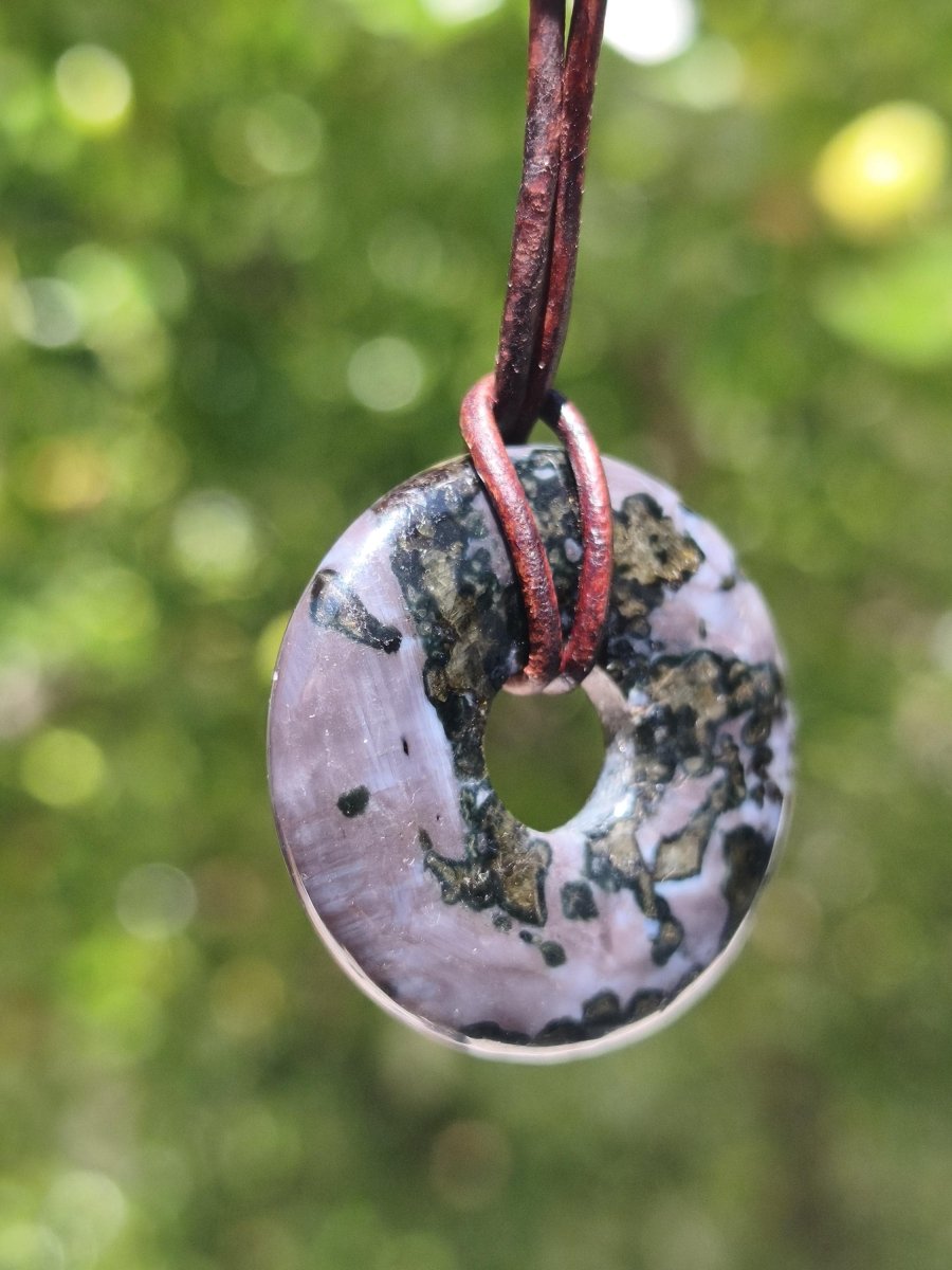 Mystic Gabbro / Merlinite Edelstein Kette 30mm Donut Heilstein Natur Schmuck Anhänger Geschenk Freund Frau Mann Er Sie Kraft Energie Rarität - Art of Nature Berlin