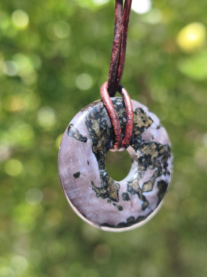 Mystic Gabbro / Merlinite Edelstein Kette 30mm Donut Heilstein Natur Schmuck Anhänger Geschenk Freund Frau Mann Er Sie Kraft Energie Rarität - Art of Nature Berlin