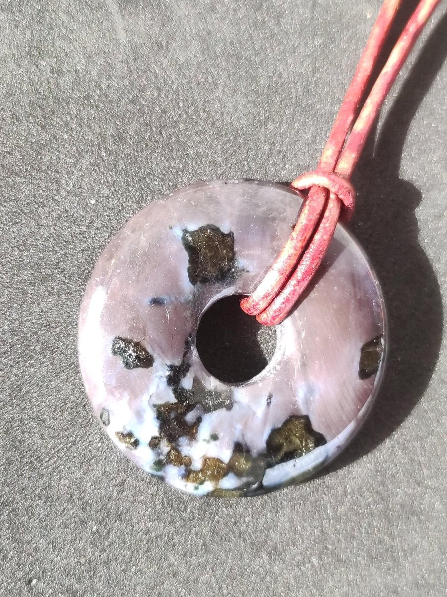 Mystic Gabbro / Merlinite Edelstein Kette 30mm Donut Heilstein Natur Schmuck Anhänger Geschenk Freund Frau Mann Er Sie Kraft Energie Rarität - Art of Nature Berlin