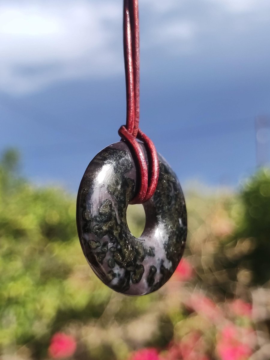 Mystic Gabbro / Merlinite Edelstein Kette 30mm Donut Heilstein Natur Schmuck Anhänger Geschenk Freund Frau Mann Er Sie Kraft Energie Rarität - Art of Nature Berlin