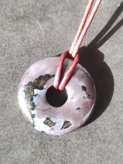 Mystic Gabbro / Merlinite Edelstein Kette 30mm Donut Heilstein Natur Schmuck Anhänger Geschenk Freund Frau Mann Er Sie Kraft Energie Rarität - Art of Nature Berlin