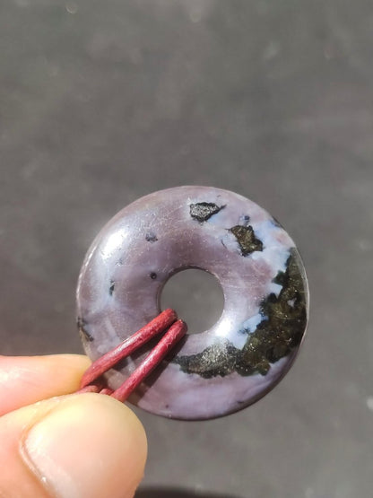 Mystic Gabbro / Merlinite Edelstein Kette 30mm Donut Heilstein Natur Schmuck Anhänger Geschenk Freund Frau Mann Er Sie Kraft Energie Rarität - Art of Nature Berlin