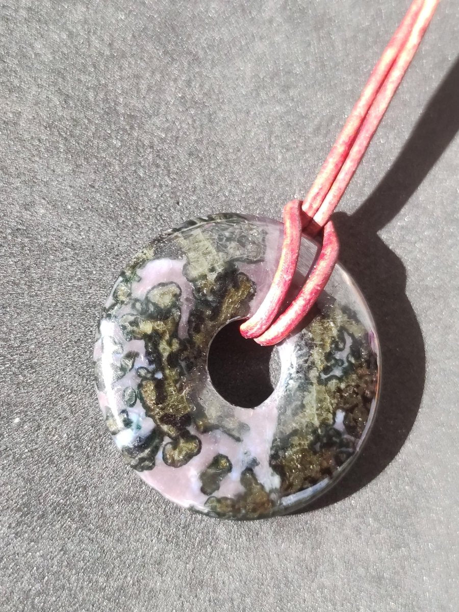 Mystic Gabbro / Merlinite Edelstein Kette 30mm Donut Heilstein Natur Schmuck Anhänger Geschenk Freund Frau Mann Er Sie Kraft Energie Rarität - Art of Nature Berlin