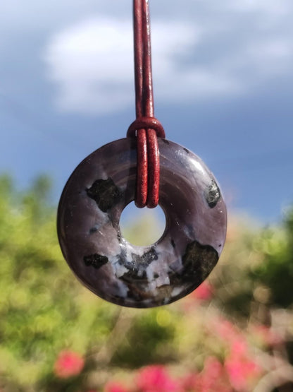 Mystic Gabbro / Merlinite Edelstein Kette 30mm Donut Heilstein Natur Schmuck Anhänger Geschenk Freund Frau Mann Er Sie Kraft Energie Rarität - Art of Nature Berlin