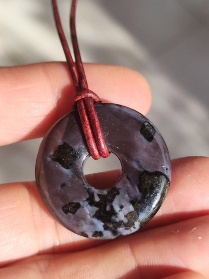 Mystic Gabbro / Merlinite Edelstein Kette 30mm Donut Heilstein Natur Schmuck Anhänger Geschenk Freund Frau Mann Er Sie Kraft Energie Rarität - Art of Nature Berlin