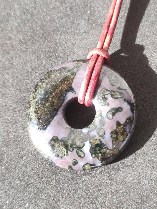 Mystic Gabbro / Merlinite Edelstein Kette 30mm Donut Heilstein Natur Schmuck Anhänger Geschenk Freund Frau Mann Er Sie Kraft Energie Rarität - Art of Nature Berlin