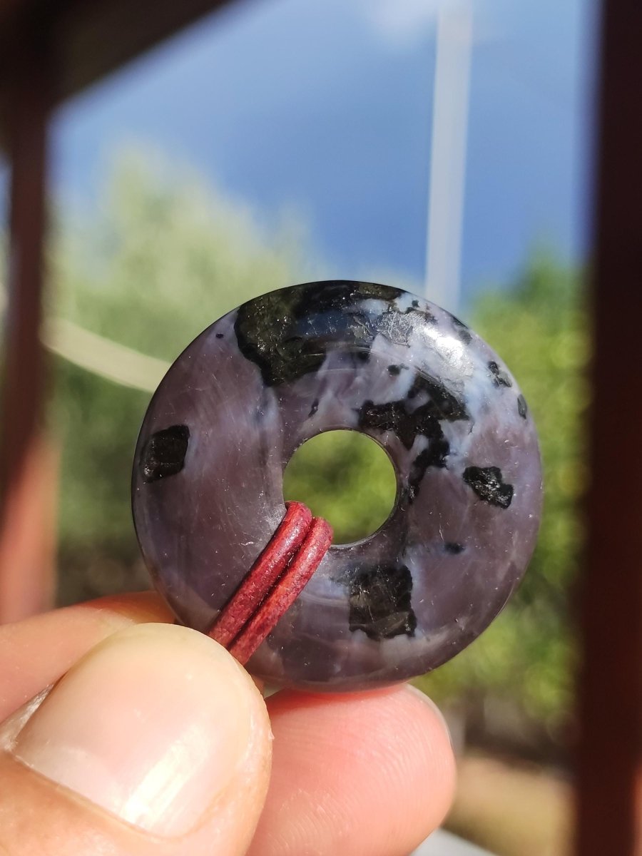 Mystic Gabbro / Merlinite Edelstein Kette 30mm Donut Heilstein Natur Schmuck Anhänger Geschenk Freund Frau Mann Er Sie Kraft Energie Rarität - Art of Nature Berlin