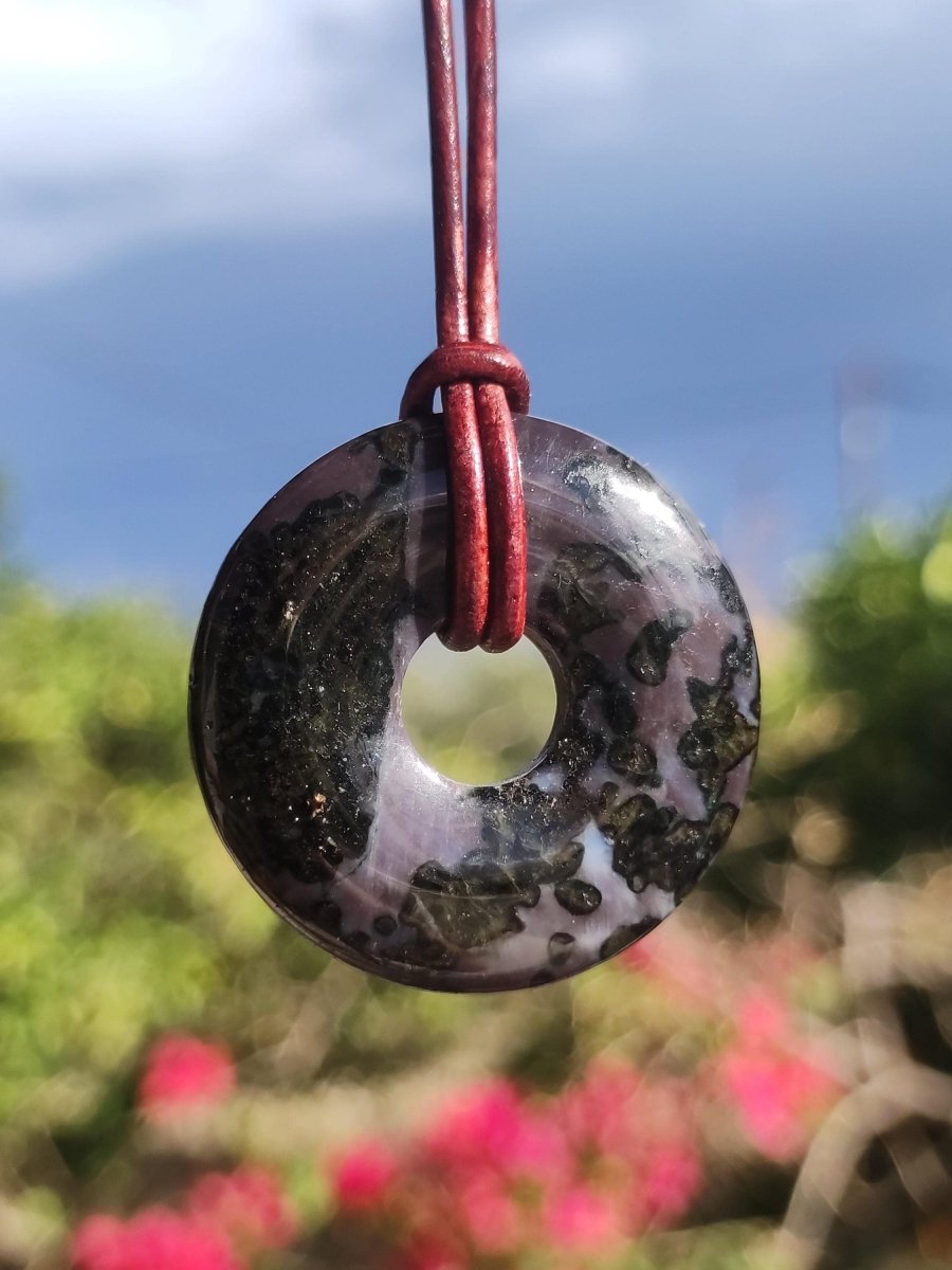 Mystic Gabbro / Merlinite Edelstein Kette 30mm Donut Heilstein Natur Schmuck Anhänger Geschenk Freund Frau Mann Er Sie Kraft Energie Rarität - Art of Nature Berlin