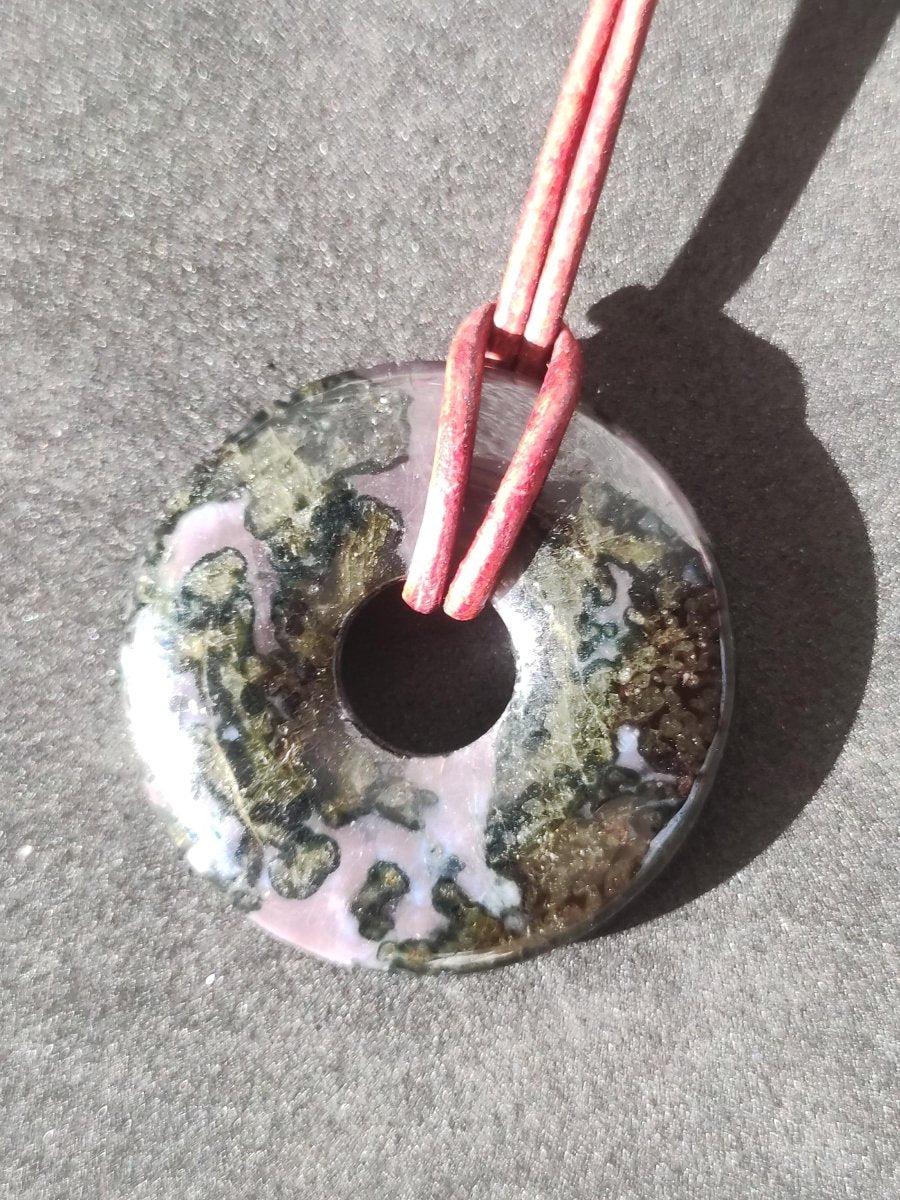 Mystic Gabbro / Merlinite Edelstein Kette 30mm Donut Heilstein Natur Schmuck Anhänger Geschenk Freund Frau Mann Er Sie Kraft Energie Rarität - Art of Nature Berlin