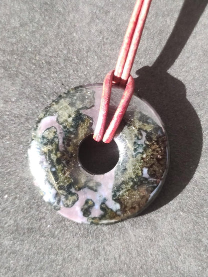 Mystic Gabbro / Merlinite Edelstein Kette 30mm Donut Heilstein Natur Schmuck Anhänger Geschenk Freund Frau Mann Er Sie Kraft Energie Rarität - Art of Nature Berlin