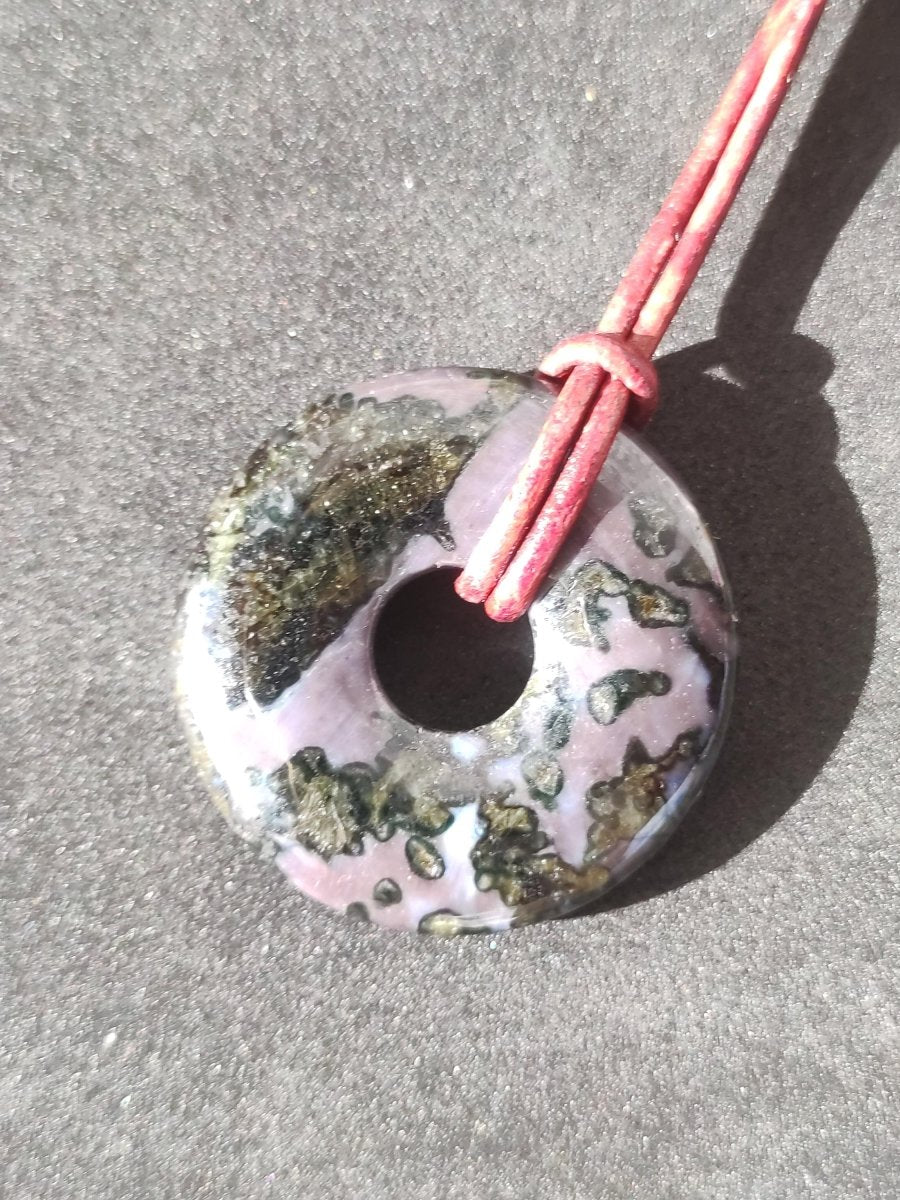 Mystic Gabbro / Merlinite Edelstein Kette 30mm Donut Heilstein Natur Schmuck Anhänger Geschenk Freund Frau Mann Er Sie Kraft Energie Rarität - Art of Nature Berlin
