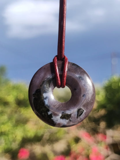 Mystic Gabbro / Merlinite Edelstein Kette 30mm Donut Heilstein Natur Schmuck Anhänger Geschenk Freund Frau Mann Er Sie Kraft Energie Rarität - Art of Nature Berlin