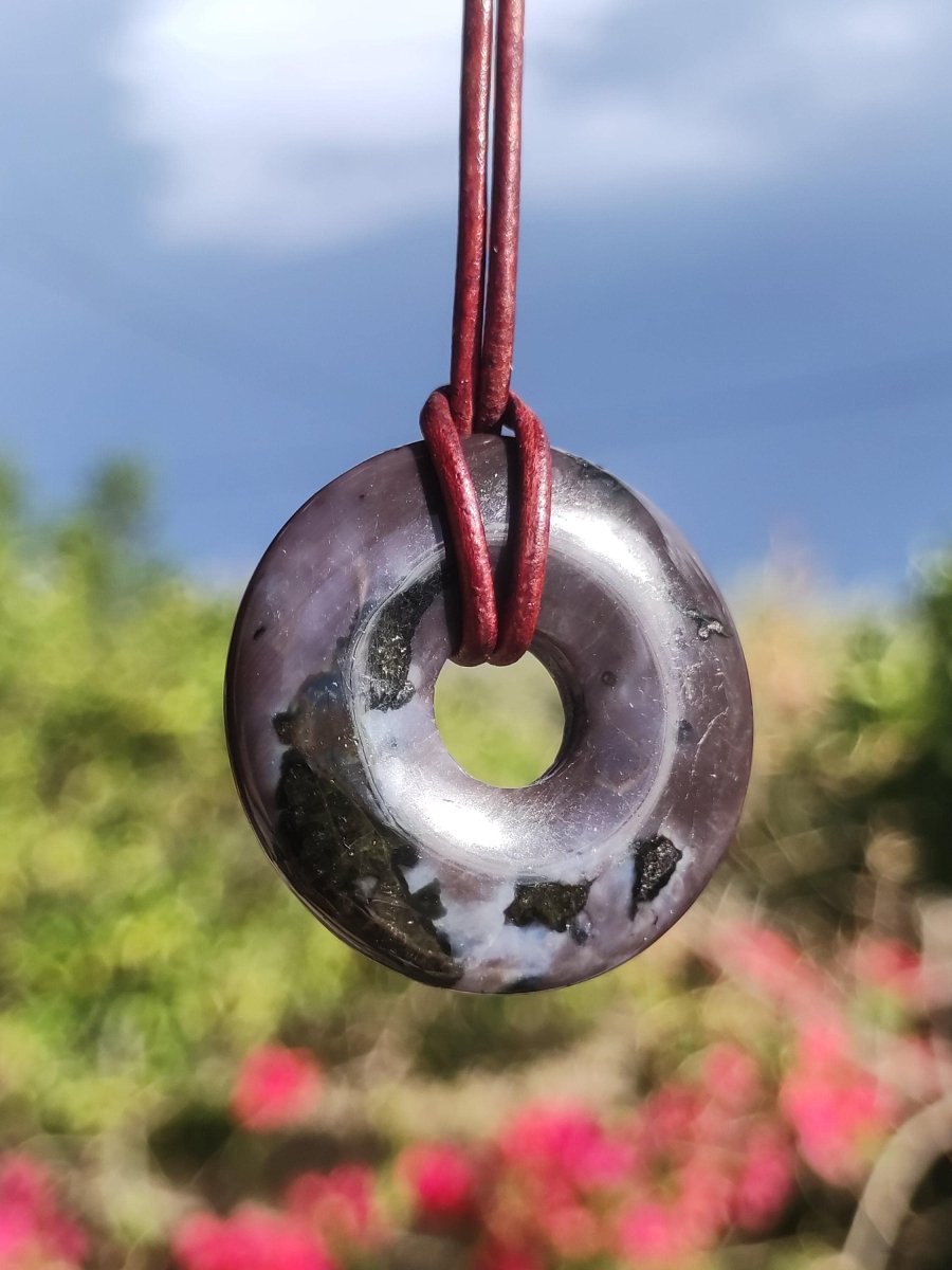 Mystic Gabbro / Merlinite Edelstein Kette 30mm Donut Heilstein Natur Schmuck Anhänger Geschenk Freund Frau Mann Er Sie Kraft Energie Rarität - Art of Nature Berlin