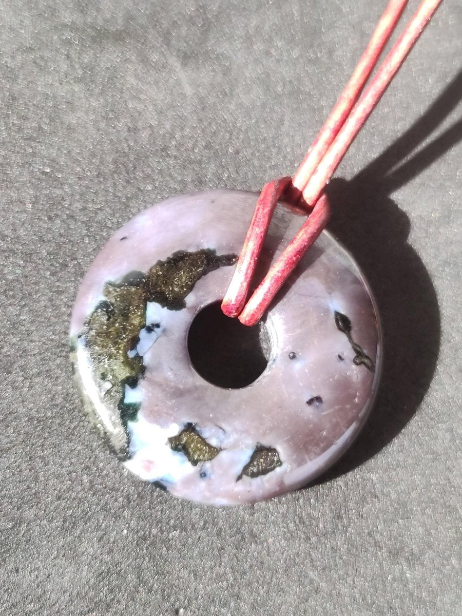 Mystic Gabbro / Merlinite Edelstein Kette 30mm Donut Heilstein Natur Schmuck Anhänger Geschenk Freund Frau Mann Er Sie Kraft Energie Rarität - Art of Nature Berlin