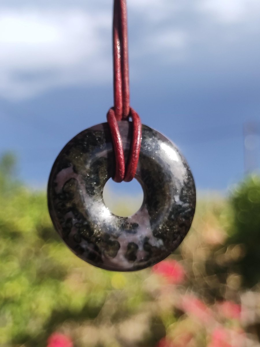 Mystic Gabbro / Merlinite Edelstein Kette 30mm Donut Heilstein Natur Schmuck Anhänger Geschenk Freund Frau Mann Er Sie Kraft Energie Rarität - Art of Nature Berlin