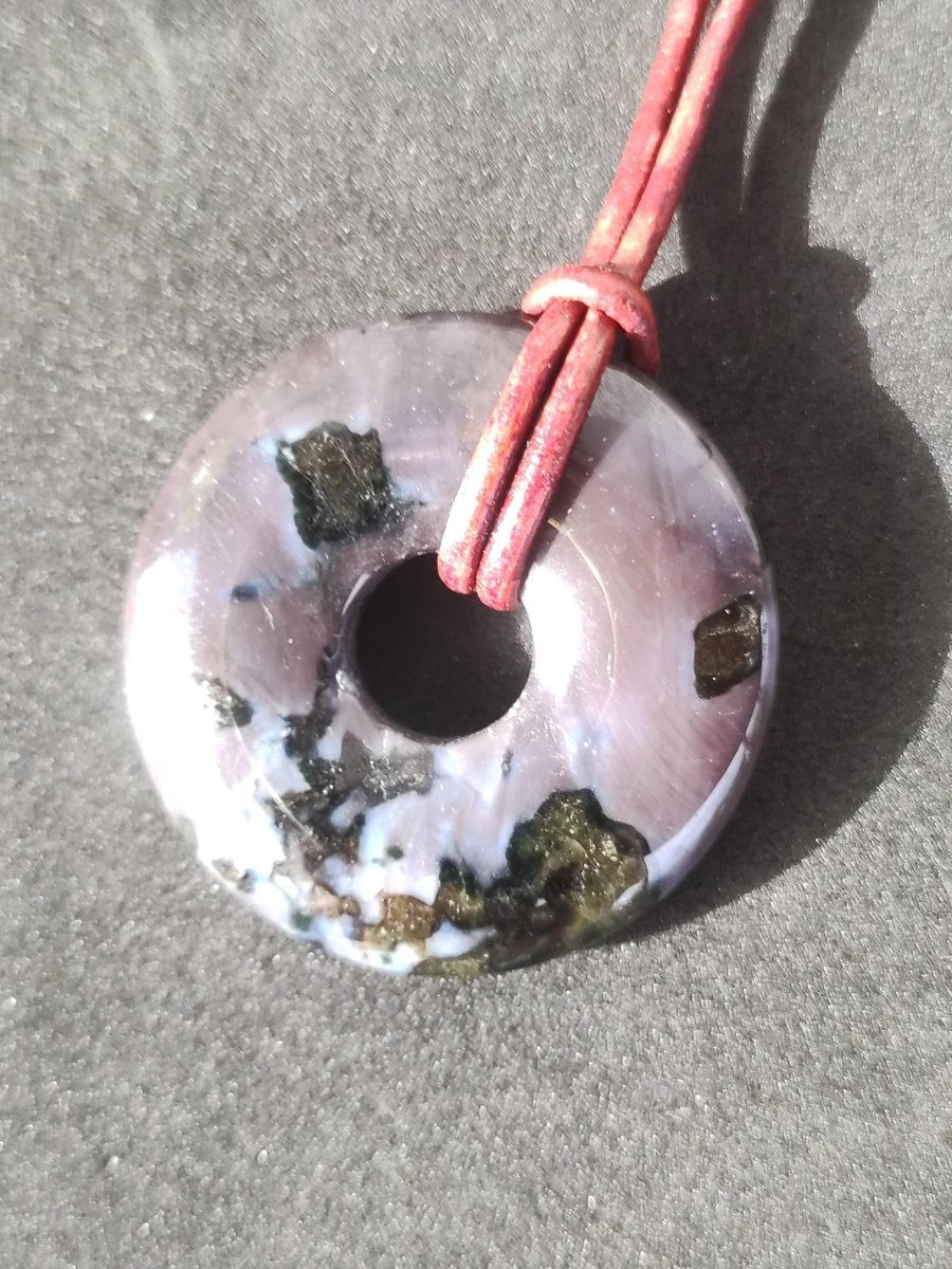Mystic Gabbro / Merlinite Edelstein Kette 30mm Donut Heilstein Natur Schmuck Anhänger Geschenk Freund Frau Mann Er Sie Kraft Energie Rarität - Art of Nature Berlin