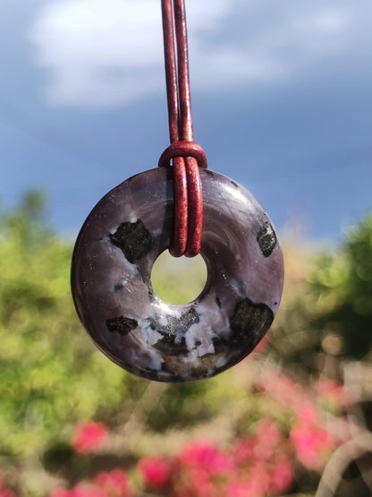 Mystic Gabbro / Merlinite Edelstein Kette 30mm Donut Heilstein Natur Schmuck Anhänger Geschenk Freund Frau Mann Er Sie Kraft Energie Rarität - Art of Nature Berlin