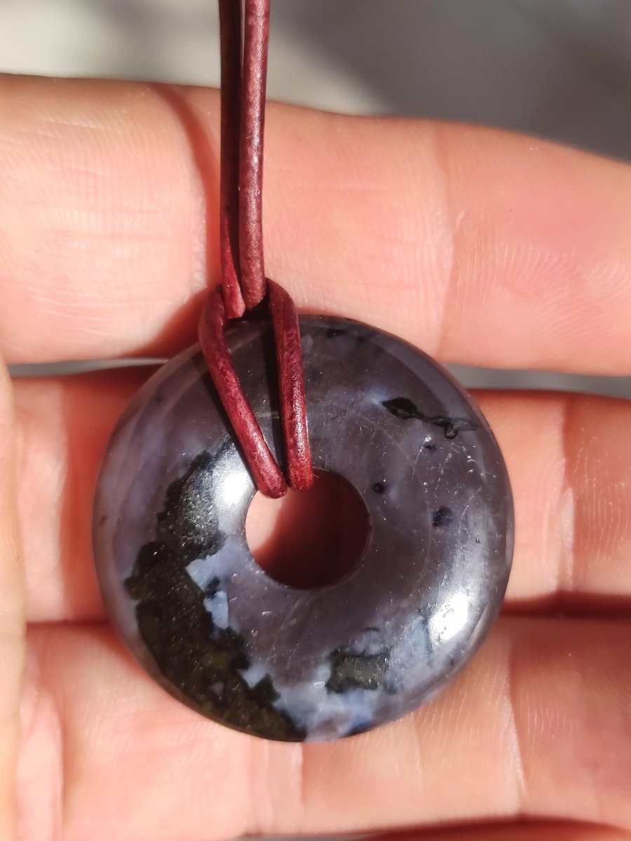 Mystic Gabbro / Merlinite Edelstein Kette 30mm Donut Heilstein Natur Schmuck Anhänger Geschenk Freund Frau Mann Er Sie Kraft Energie Rarität - Art of Nature Berlin