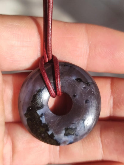 Mystic Gabbro / Merlinite Edelstein Kette 30mm Donut Heilstein Natur Schmuck Anhänger Geschenk Freund Frau Mann Er Sie Kraft Energie Rarität - Art of Nature Berlin