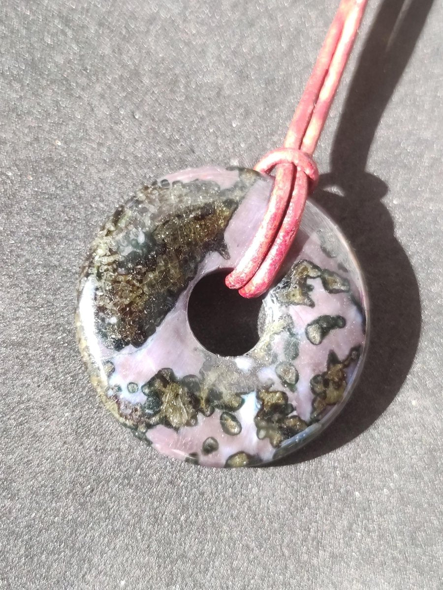 Mystic Gabbro / Merlinite Edelstein Kette 30mm Donut Heilstein Natur Schmuck Anhänger Geschenk Freund Frau Mann Er Sie Kraft Energie Rarität - Art of Nature Berlin