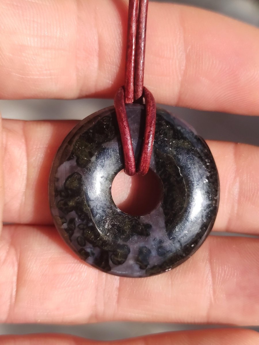 Mystic Gabbro / Merlinite Edelstein Kette 30mm Donut Heilstein Natur Schmuck Anhänger Geschenk Freund Frau Mann Er Sie Kraft Energie Rarität - Art of Nature Berlin