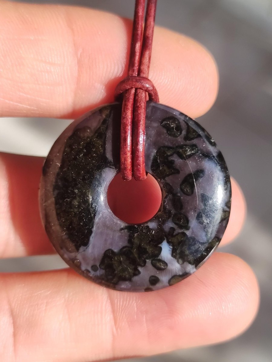 Mystic Gabbro / Merlinite Edelstein Kette 30mm Donut Heilstein Natur Schmuck Anhänger Geschenk Freund Frau Mann Er Sie Kraft Energie Rarität - Art of Nature Berlin