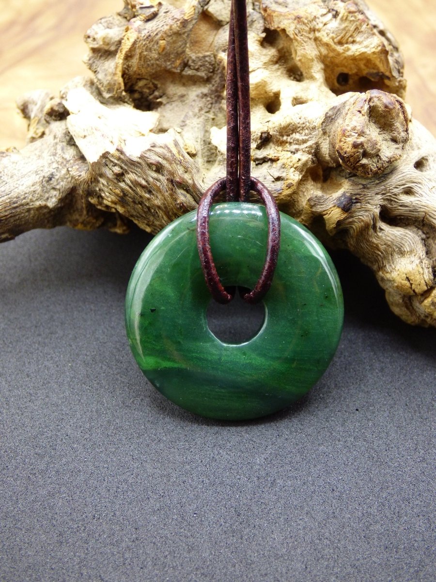 Nephrit Jade ~ Edelstein Kette Donut grün Natur Heilstein Schutzsymbol Mann Frau Er Sie Glück HIPPIE GOA Boho Tibet Ethno Rarität Geschenk - Art of Nature Berlin