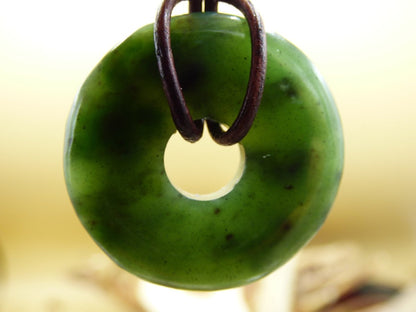 Nephrit Jade ~ Edelstein Kette Donut grün Natur Heilstein Schutzsymbol Mann Frau Er Sie Glück HIPPIE GOA Boho Tibet Ethno Rarität Geschenk - Art of Nature Berlin