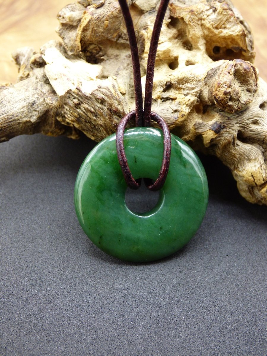 Nephrit Jade ~ Edelstein Kette Donut grün Natur Heilstein Schutzsymbol Mann Frau Er Sie Glück HIPPIE GOA Boho Tibet Ethno Rarität Geschenk - Art of Nature Berlin