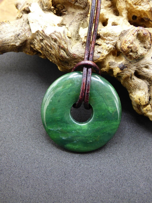 Nephrit Jade ~ Edelstein Kette Donut grün Natur Heilstein Schutzsymbol Mann Frau Er Sie Glück HIPPIE GOA Boho Tibet Ethno Rarität Geschenk - Art of Nature Berlin