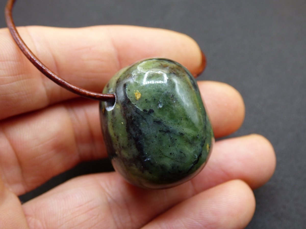 Nephrit Jade ~ Edelstein Kette HIPPIE GOA Boho Ethno Natur Heilstein Rarität Kristalle Schmuck Anhänger Natur Kraft Stein Geschenk grün - Art of Nature Berlin