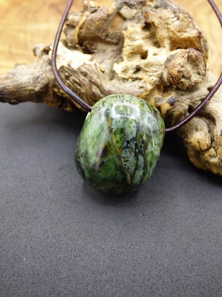 Nephrit Jade ~ Edelstein Kette HIPPIE GOA Boho Ethno Natur Heilstein Rarität Kristalle Schmuck Anhänger Natur Kraft Stein Geschenk grün - Art of Nature Berlin