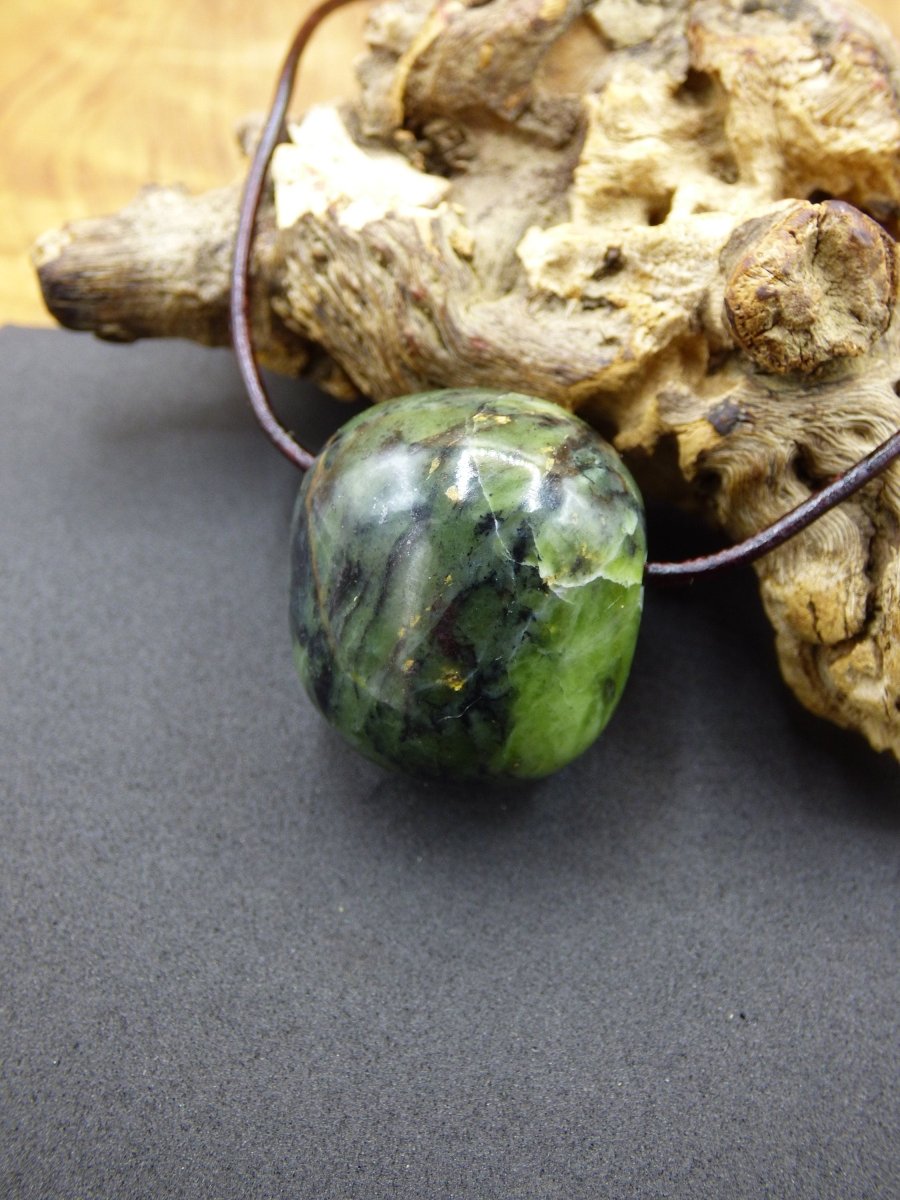 Nephrit Jade ~ Edelstein Kette HIPPIE GOA Boho Ethno Natur Heilstein Rarität Kristalle Schmuck Anhänger Natur Kraft Stein Geschenk grün - Art of Nature Berlin