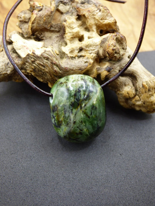 Nephrit Jade ~ Edelstein Kette HIPPIE GOA Boho Ethno Natur Heilstein Rarität Kristalle Schmuck Anhänger Natur Kraft Stein Geschenk grün - Art of Nature Berlin