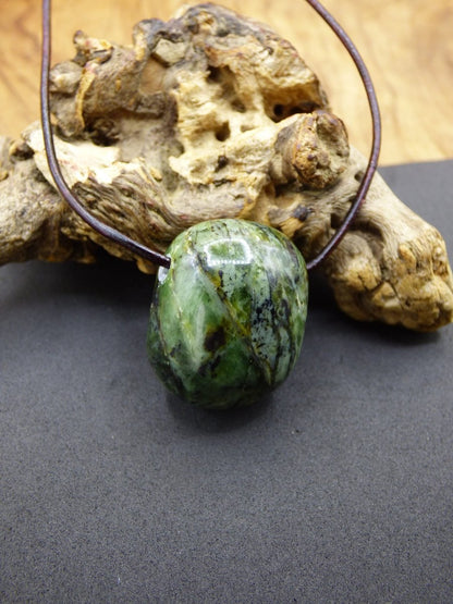 Nephrit Jade ~ Edelstein Kette HIPPIE GOA Boho Ethno Natur Heilstein Rarität Kristalle Schmuck Anhänger Natur Kraft Stein Geschenk grün - Art of Nature Berlin