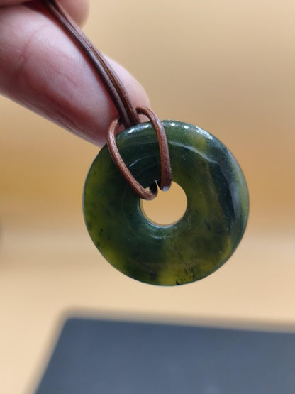 Nephrit Jade ~ Edelstein Kette Kristall Donut grün Natur Heilstein Schutz Mann Frau Er Sie Glück Rarität Geschenk Unikat - Art of Nature Berlin