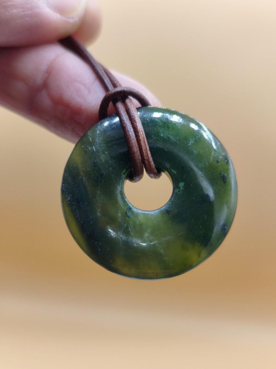 Nephrit Jade ~ Edelstein Kette Kristall Donut grün Natur Heilstein Schutz Mann Frau Er Sie Glück Rarität Geschenk Unikat - Art of Nature Berlin