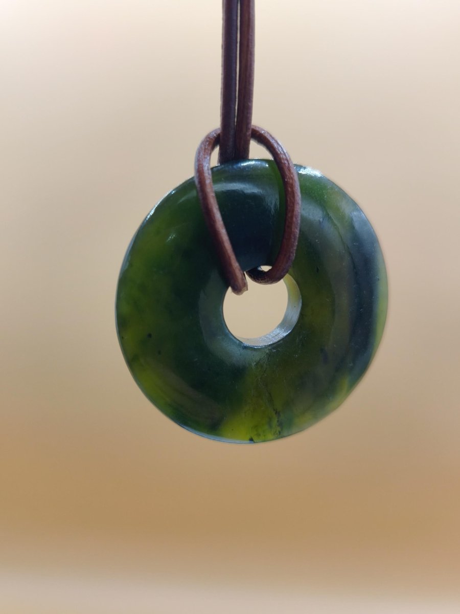 Nephrit Jade ~ Edelstein Kette Kristall Donut grün Natur Heilstein Schutz Mann Frau Er Sie Glück Rarität Geschenk Unikat - Art of Nature Berlin