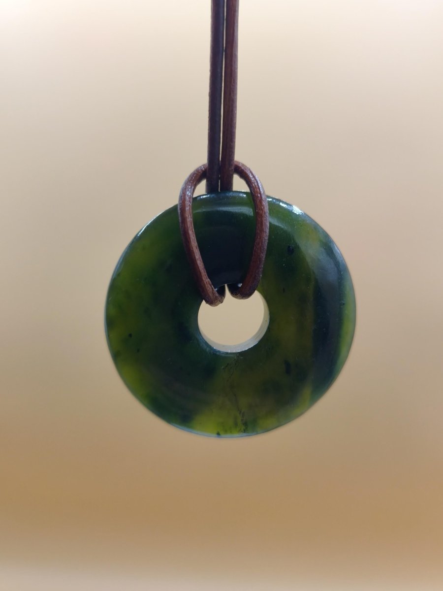 Nephrit Jade ~ Edelstein Kette Kristall Donut grün Natur Heilstein Schutz Mann Frau Er Sie Glück Rarität Geschenk Unikat - Art of Nature Berlin
