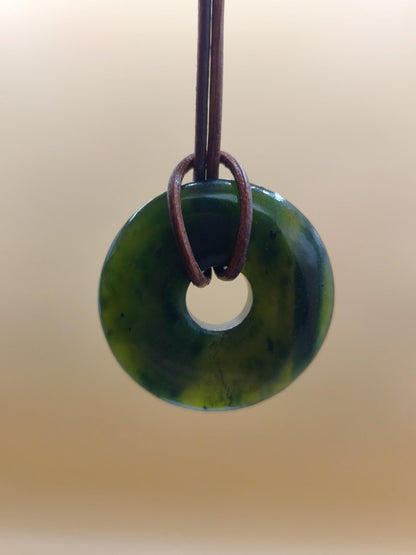 Nephrit Jade ~ Edelstein Kette Kristall Donut grün Natur Heilstein Schutz Mann Frau Er Sie Glück Rarität Geschenk Unikat - Art of Nature Berlin