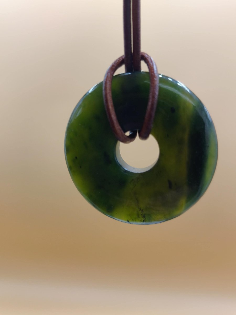 Nephrit Jade ~ Edelstein Kette Kristall Donut grün Natur Heilstein Schutz Mann Frau Er Sie Glück Rarität Geschenk Unikat - Art of Nature Berlin