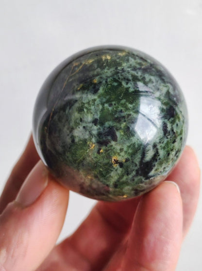 Nephrit Jade ~ Magische Edelstein Kugel Massage & Deko Sphere Crystal Spielkugel Meditation ~HIPPIE ~GOA~Boho~Ethno~Heilstein - Art of Nature Berlin