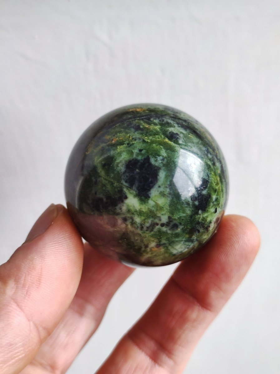 Nephrit Jade ~ Magische Edelstein Kugel Massage & Deko Sphere Crystal Spielkugel Meditation ~HIPPIE ~GOA~Boho~Ethno~Heilstein - Art of Nature Berlin