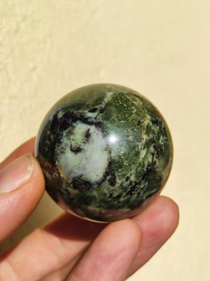 Nephrit Jade ~ Magische Edelstein Kugel Massage & Deko Sphere Crystal Spielkugel Meditation ~HIPPIE ~GOA~Boho~Ethno~Heilstein - Art of Nature Berlin