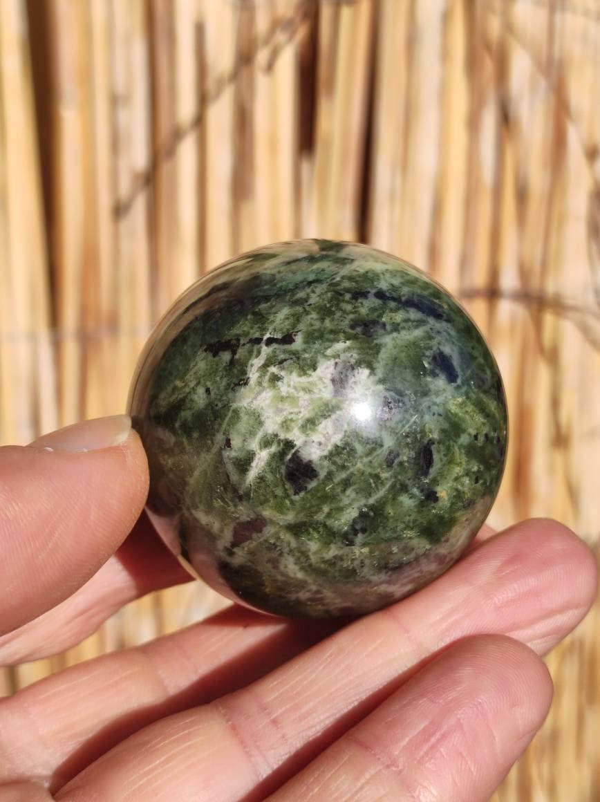 Nephrit Jade ~ Magische Edelstein Kugel Massage & Deko Sphere Crystal Spielkugel Meditation ~HIPPIE ~GOA~Boho~Ethno~Heilstein - Art of Nature Berlin