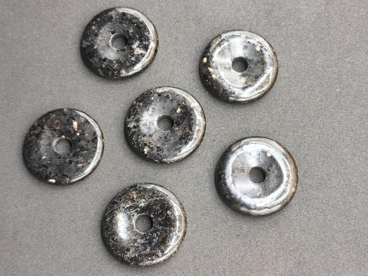 Nuummite Kette 30mm Edelstein Donut Anhänger Rarität schwarz gold Schutz Natur Heilstein Natur Mann Frau Er Sie Freundin Geschenk Qualität - Art of Nature Berlin