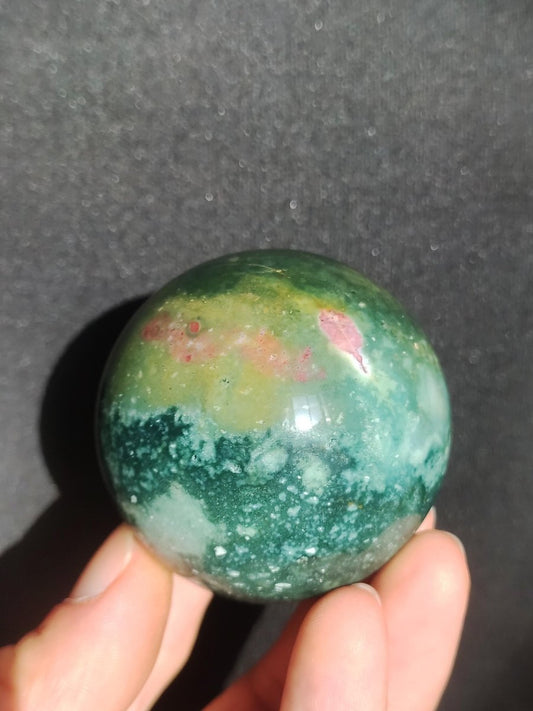 Ocean Jaspis - Edelstein Kugel Natur Heilstein Deko Kristall Geschenk Er Sie Mann Frau Haus Wohnung Energie Kraft Grün bunt Rarität - Art of Nature Berlin